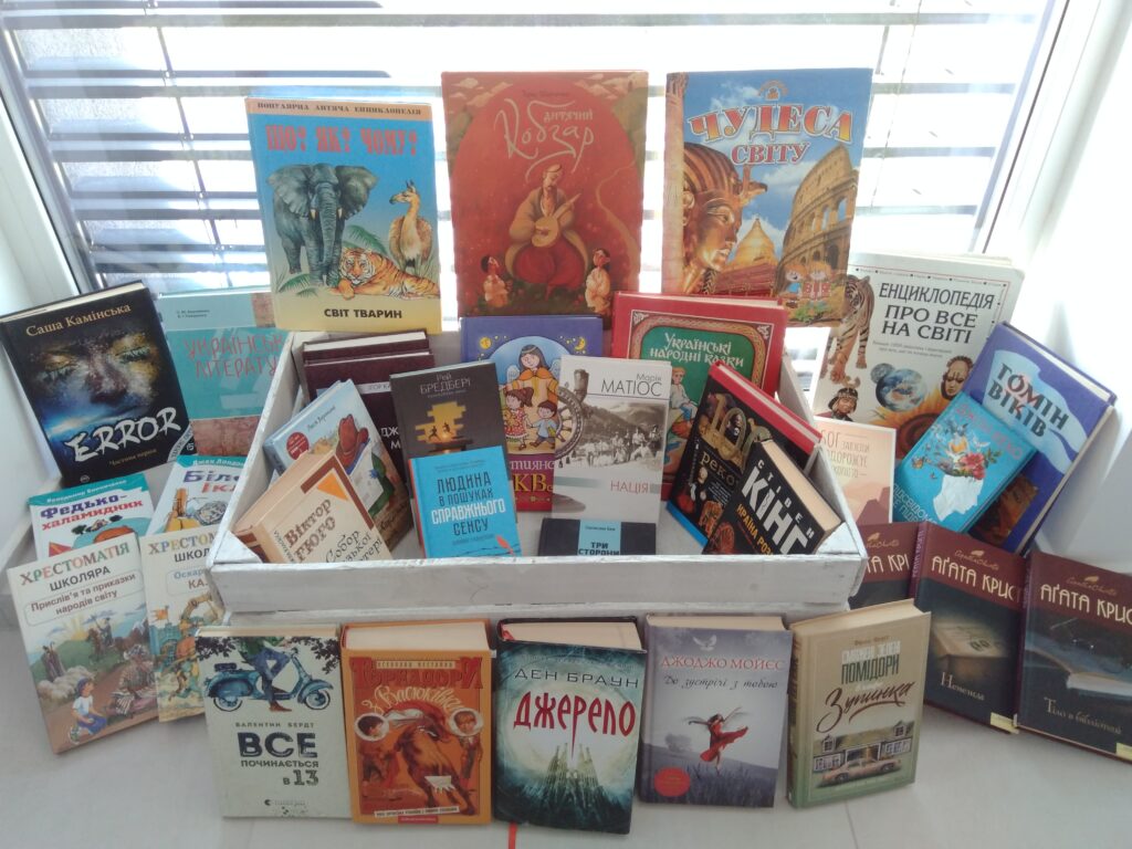 zdjęcie przedstawia kosz książek w języku ukraińskim