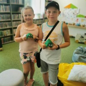 5_dzieci_uczestniczą_w_zajęciach_bibliotecznego_klubu_kreatywnego