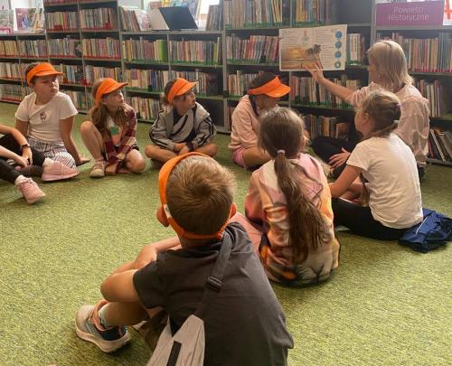 10 ocean w słoiku dzieci słuchają bibliotekarki Asi