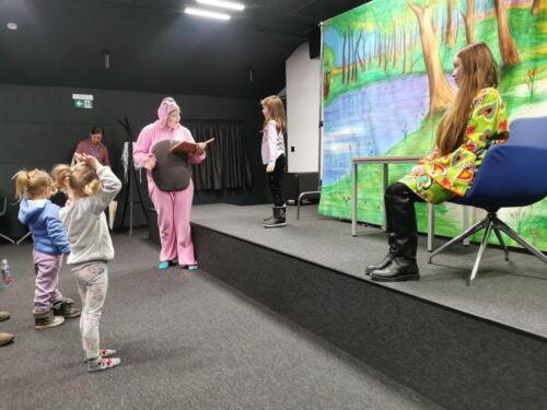 11 Teatr Maska dzieci uczestniczą w quizie