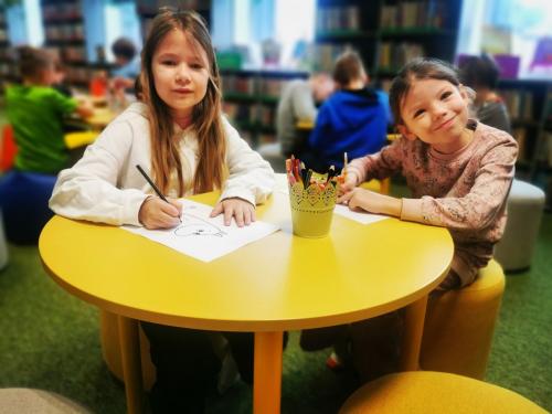 11 dzieci rysują podczas lekcji bibliotecznej