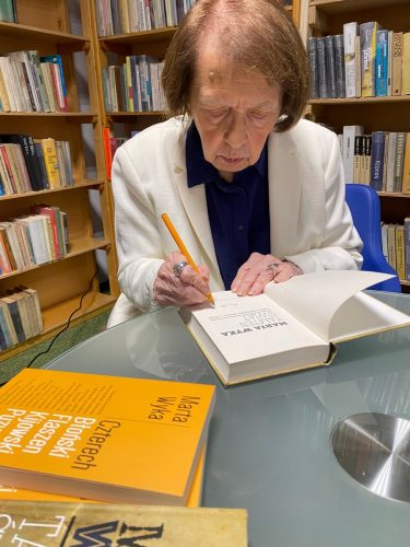11 profesor Marta Wyka podpisuje książki