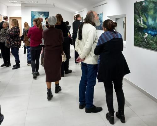 11 publiczność oglądająca obrazy artystki