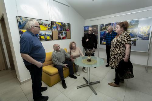 11 uczestnicy wernisażu wystawy fotografii Roberta Jachimowicza