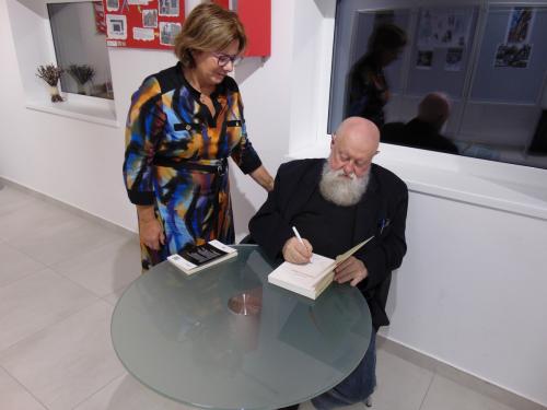 12 Profesor Jerzy Bralczyk podpisuje Dyrektor biblioteki książki