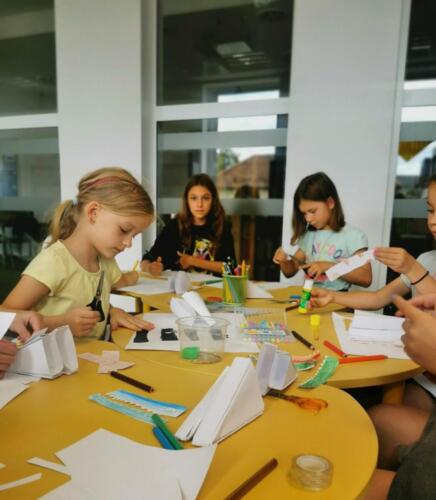 12 dzieci uczestniczą w zajęciach bibliotecznego klubu kreatywnego