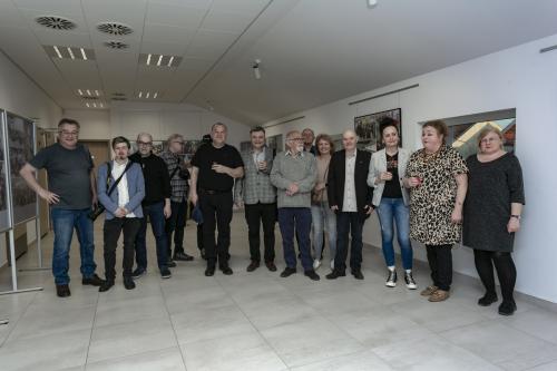 12 uczestnicy wernisażu wystawy fotografii Roberta Jachimowicza