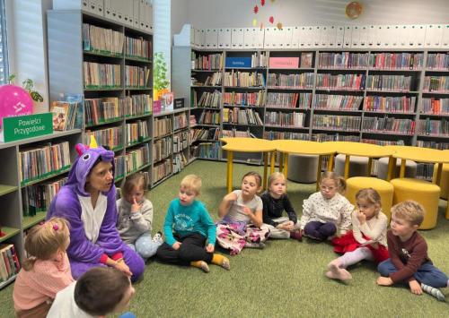 13 dzień postaci z bajek dzieci słuchają bibliotekarki Joasi