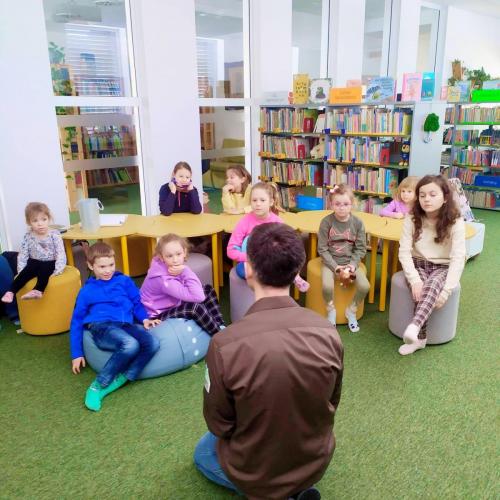 13 ferie w bibliotece dzieci podczas warsztatow z pracownikiem Zespolu Parkow Krajobrazowych Wojewodztwa Malopolskiego
