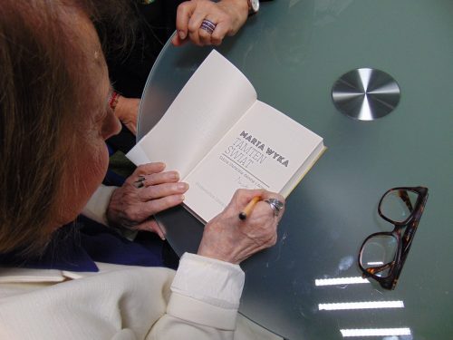 13 profesor Marta Wyka podpisuje książkę