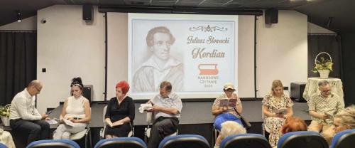 13 uczestnicy podczas czytania Kordiana w sali kinowej