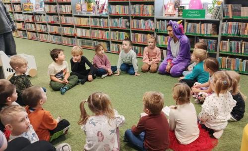 14 dzień postaci z bajek dzieci słuchają bibliotekarki Joasi