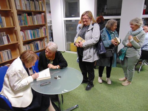 14 profesor Marta Wyka podpisuje książki czytelnikom