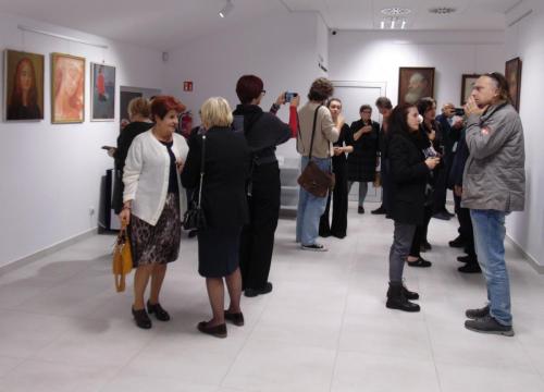15 Marian Konarski portrety w 25 rocznice smierci wernisaz uczestnicy ogladaja wystawe
