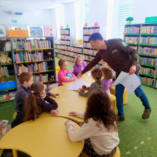 15 ferie w bibliotece dzieci podczas warsztatow z pracownikiem Zespolu Parkow Krajobrazowych Wojewodztwa Malopolskiego