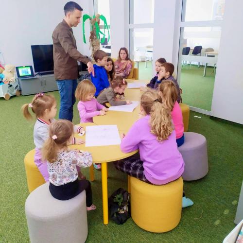 16 ferie w bibliotece dzieci podczas warsztatow z pracownikiem Zespolu Parkow Krajobrazowych Wojewodztwa Malopolskiego