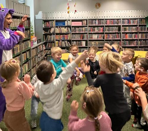 17 dzień postaci z bajek bibliotekarka Joasia i dzieci podczas zabawy ruchowej