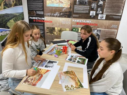 17 młodzież podczas warsztatów książki tunelowej
