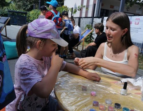 17 wolontariuszka wykonuje tatuaż uczestniczce gry