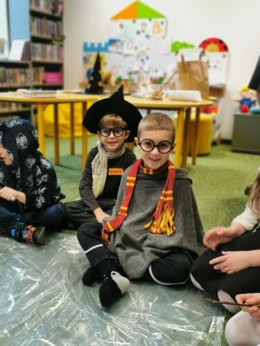 19 dzieci podczas zajęć  z Top English Harry Potter