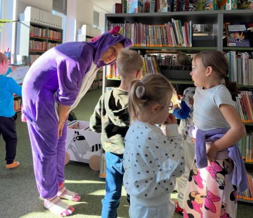 19 dzień postaci z bajek bibliotekarka Joasia pomaga dzieciom wybrać bajki