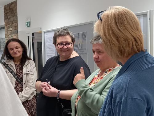 1 Jadwiga Gajda Lusina artystka z uczestnikami wernisażu