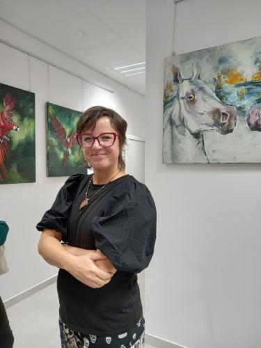 1 Katarzyna Boguszewska podczas wernisażu i wystawy malarstwa