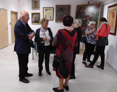 1 Marian Konarski portrety w 25 rocznice smierci wernisaz rodzina Artysty i uczestnicy wernisazu