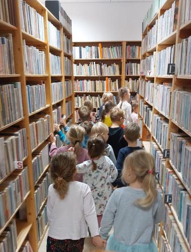 1 ciekawski George dzieci zwiedzają bibliotekę