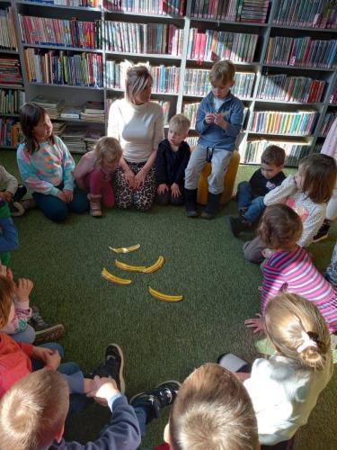 1 dzieci i bibliotekarka Asia podczas lekcji bibliotecznej