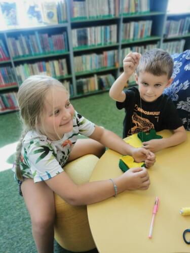 1 dzieci uczestniczą w zajęciach bibliotecznego klubu kreatywnego