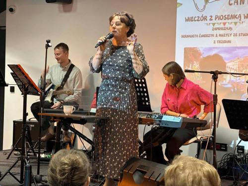 1 wieczór piosenki włoskiej śpiewa Bernadeta Ćwierzyk