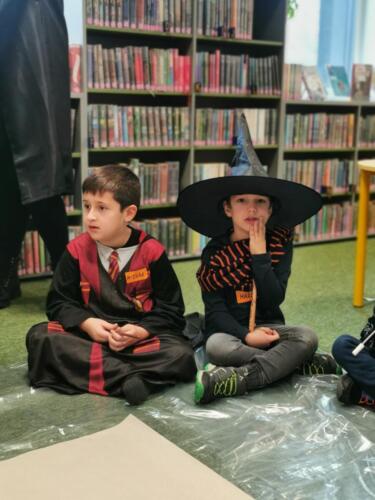 20 dzieci podczas zajęć  z Top English Harry Potter