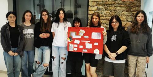21 uczennice z lapbookami po zajęciach z Powstania Styczniowego ziemi krzeszowickiej