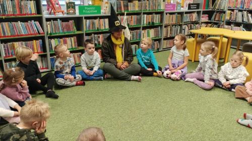 23 spotkanie z Muminkami bibliotekarka Joasia opowiada dzieciom