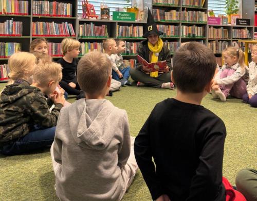 24 spotkanie z Muminkami bibliotekarka Joasia czyta dzieciom