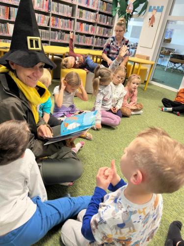 25 spotkanie z Muminkami bibliotekarka Joasia czyta dzieciom Muminki