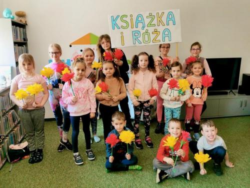 26 akcja Ksiazka i Roza warsztaty grupa dzieci