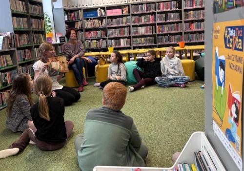 27 wypożyczalnia skrzydeł bibliotekarka Agnieszka pokazuje dzieciom książkę