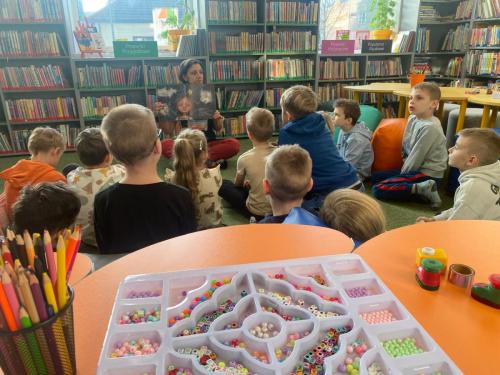 28 wypożyczalnia skrzydeł dzieci słuchają bibliotekarki Joasi