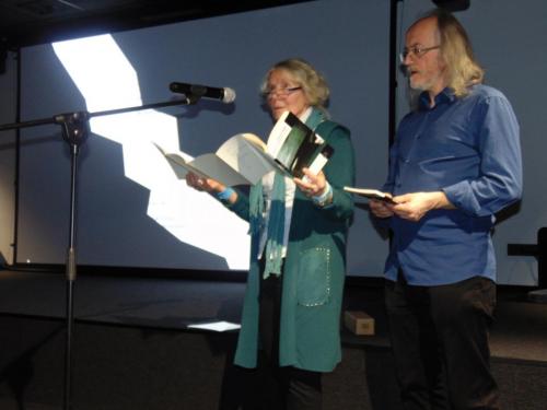 29 Pani profesor Teresa Nowak i Zenon Fajfer czytaja poezje z tomiku Piesn slowronka