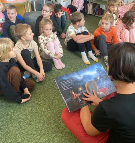 29 wypożyczalnia skrzydeł bibliotekarka Joasia czyta dzieciom książkę