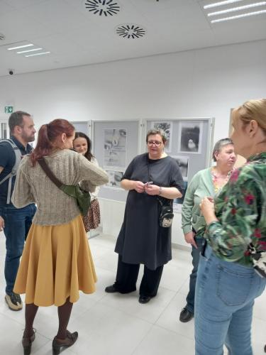 2 Jadwiga Gajda Lusina artystka wśród uczestników wernisażu