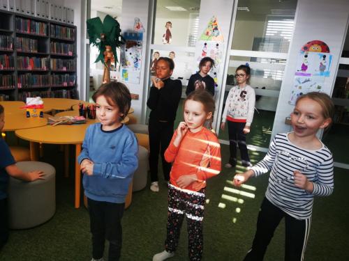 2 dzieci podczas lekcji bibliotecznej