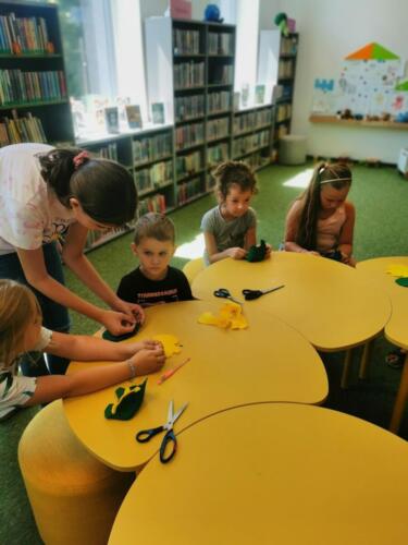 2 dzieci uczestniczą w zajęciach bibliotecznego klubu kreatywnego