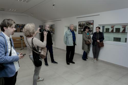 2 uczestnicy wernisażu wystawy fotografii Roberta Jachimowicza