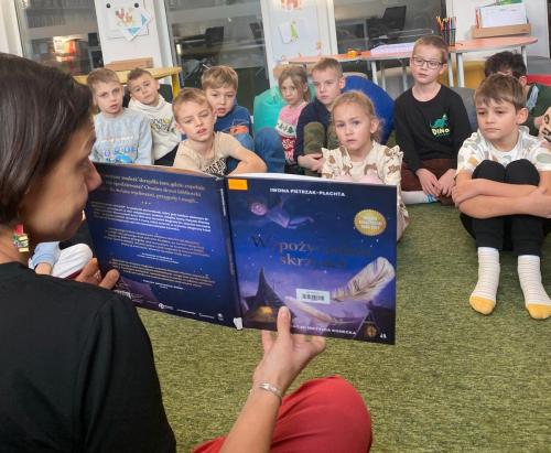 30 wypożyczalnia skrzydeł bibliotekarka Joasia pokazuje dzieciom książkę