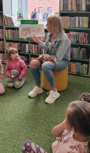3 ciekawski George bibliotekarka Asia czyta dzieciom bajkę