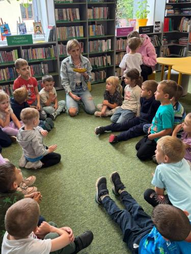 4 ciekawski George bibliotekarka Asia i dzieci podczas zajęć