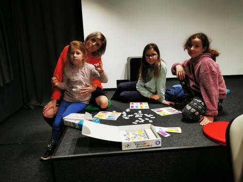 5 dzieci gracze podczas nocnego maratonu gier planszowych